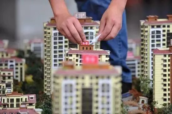 又一女购房者私下与房东交易被骗87万，大闹房管局，买房找中介真的很重要！