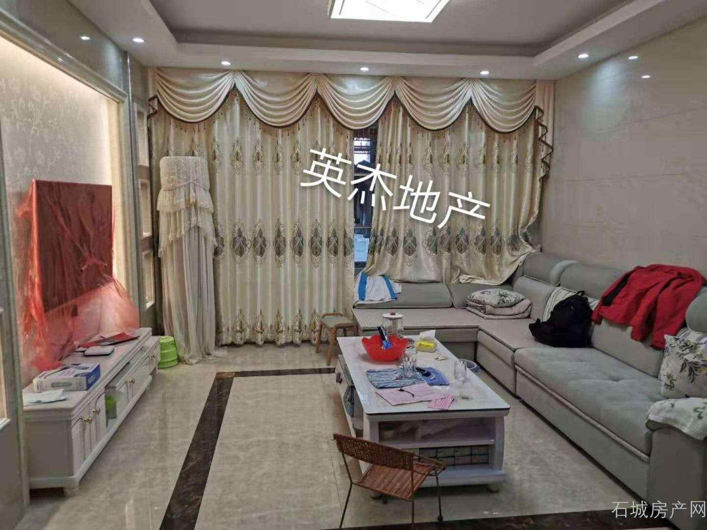 爱琴广场精装修三房两厅两卫90万