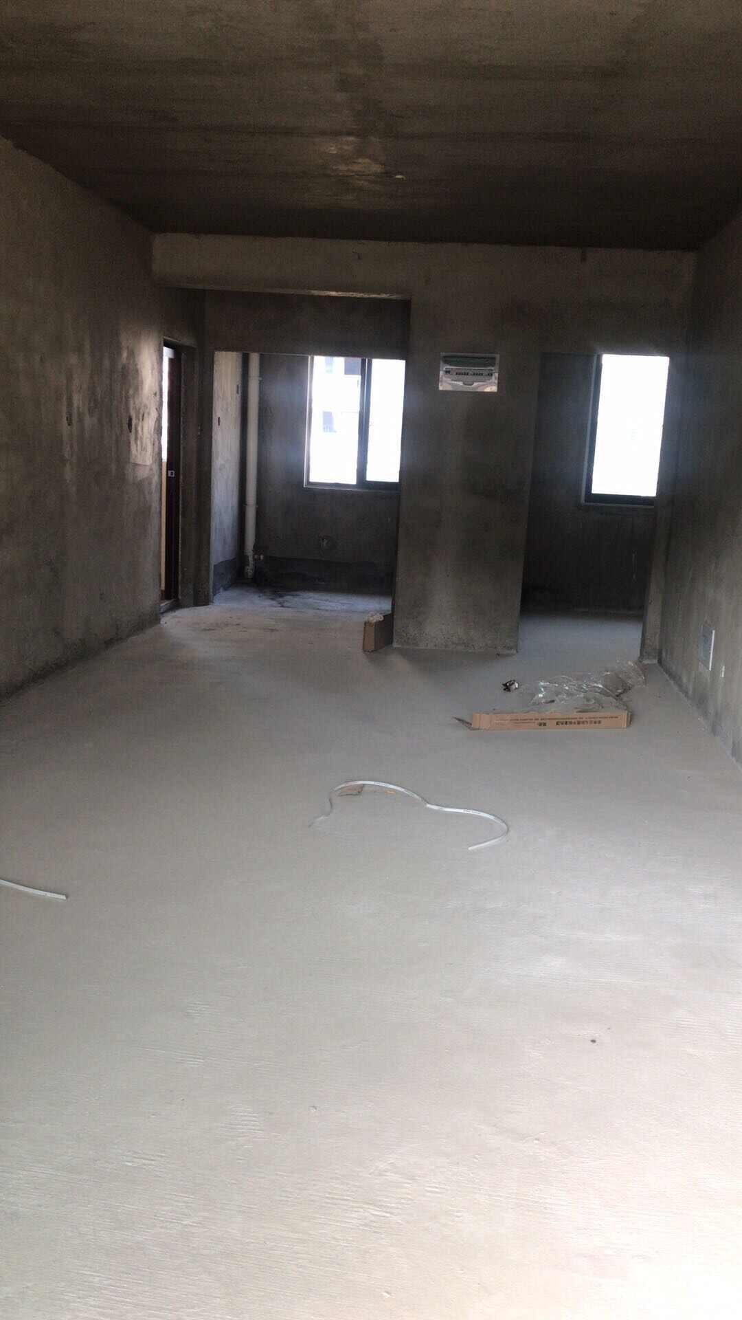 南山上院三室两厅毛坯房出售