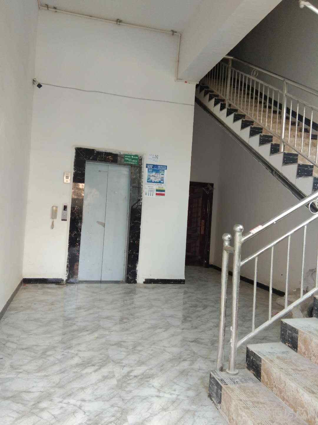 金凤大道电梯10楼毛坯房