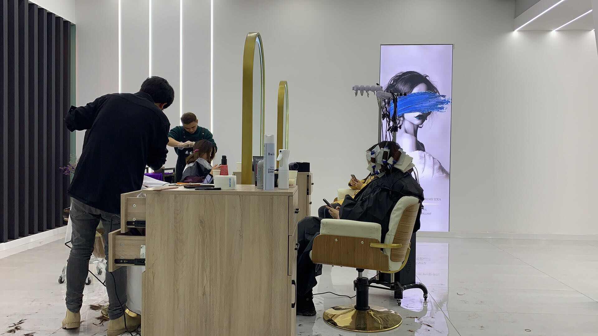 全新装修理发店