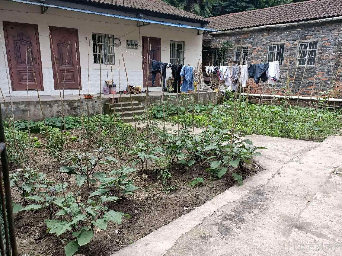 两层带帽带三间小屋带园田私房